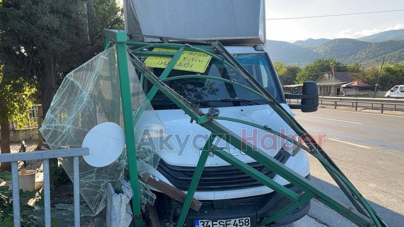 Kamyonet durağa girdi 1 yaralı