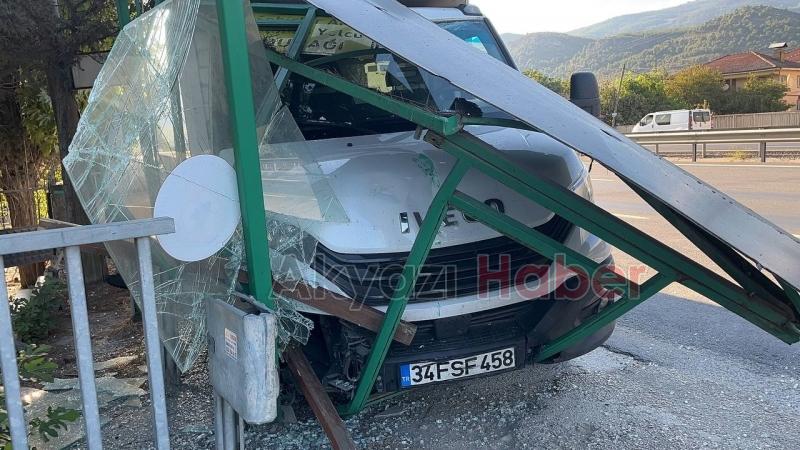 Kamyonet durağa girdi 1 yaralı