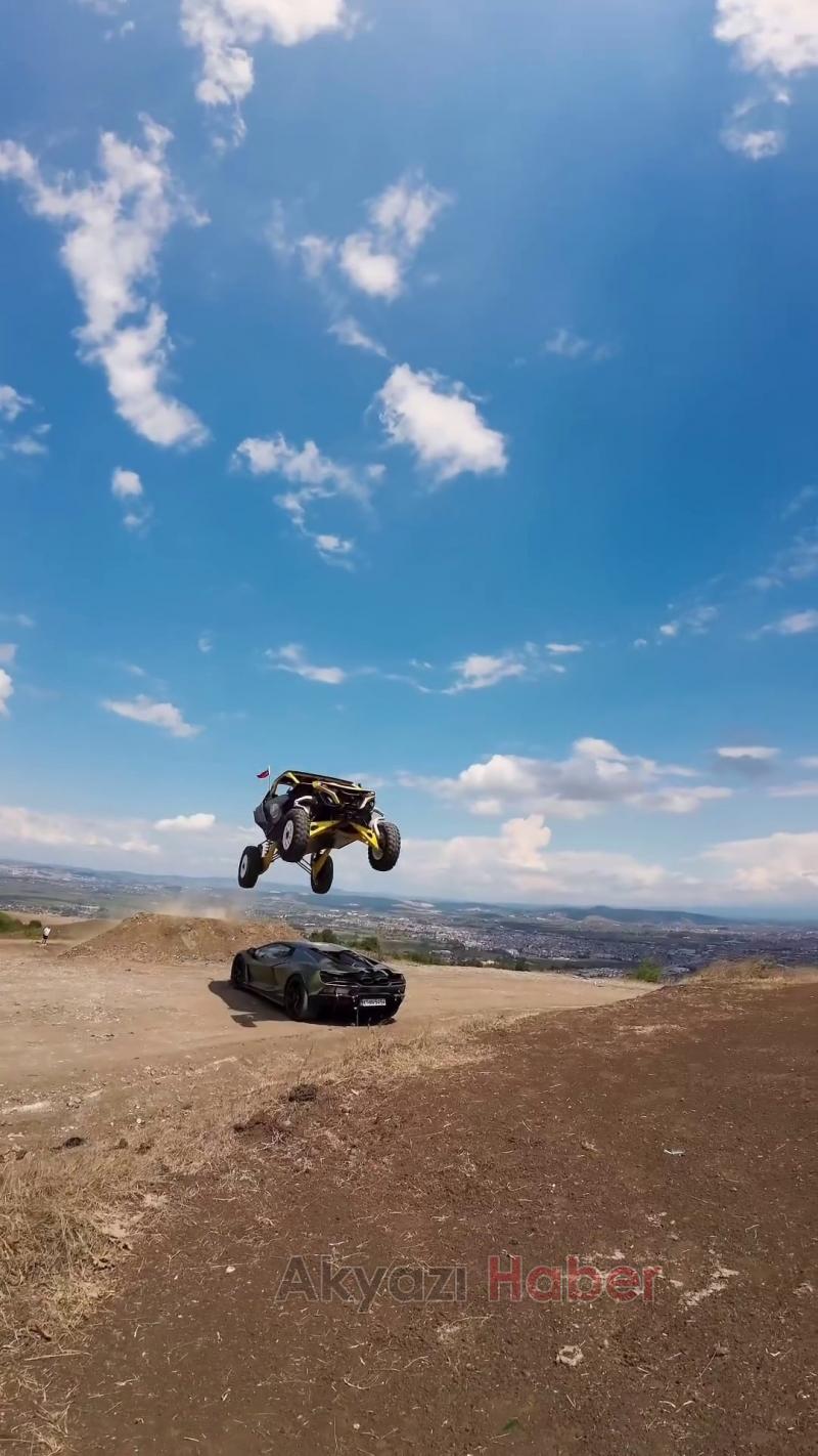 Lamborghini'nin üzerinden ATV ile atladı