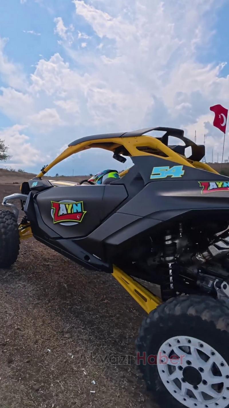Lamborghini'nin üzerinden ATV ile atladı