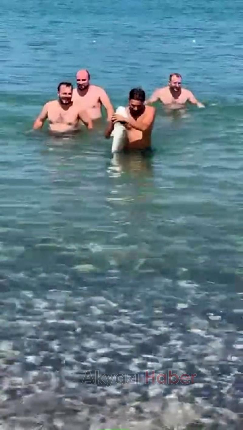 Denizde eliyle 6 kiloluk levrek yakaladı