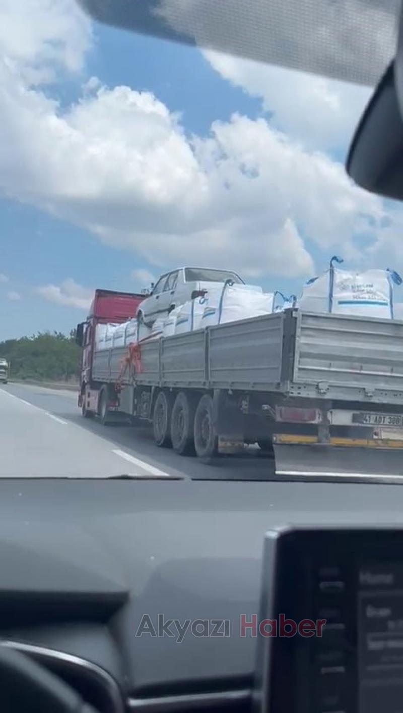 Otomobili çuvalların üzerine koyup taşıdı
