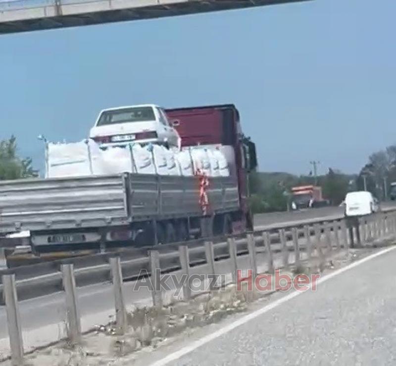 Otomobili çuvalların üzerine koyup taşıdı