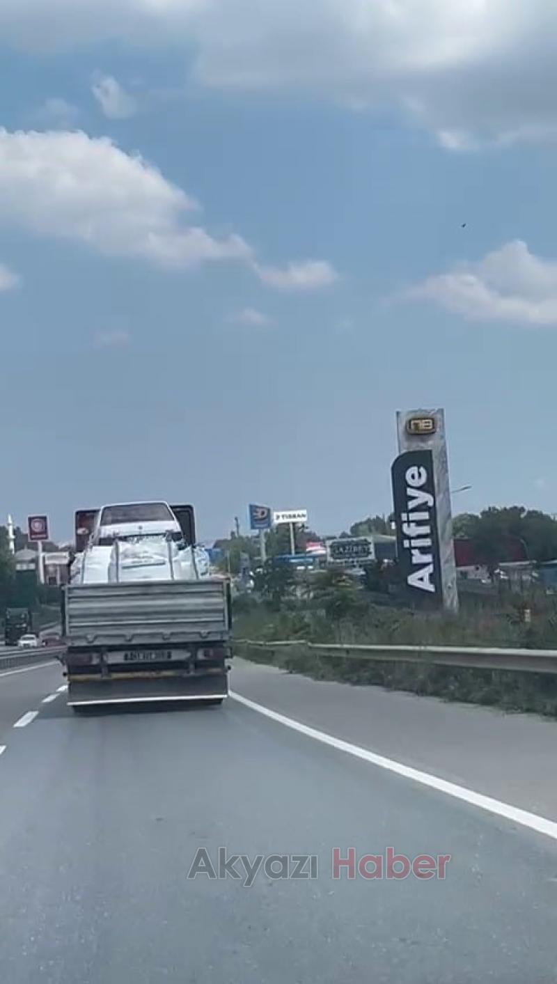 Otomobili çuvalların üzerine koyup taşıdı