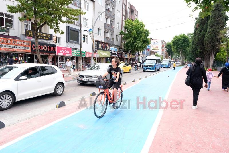 Turuncu bisikletlere Akyazı'da büyük ilgi