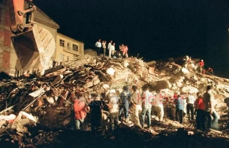 Sakarya'da 1999 Depremi'nin yol açtığı yıkımdan fotoğraflar