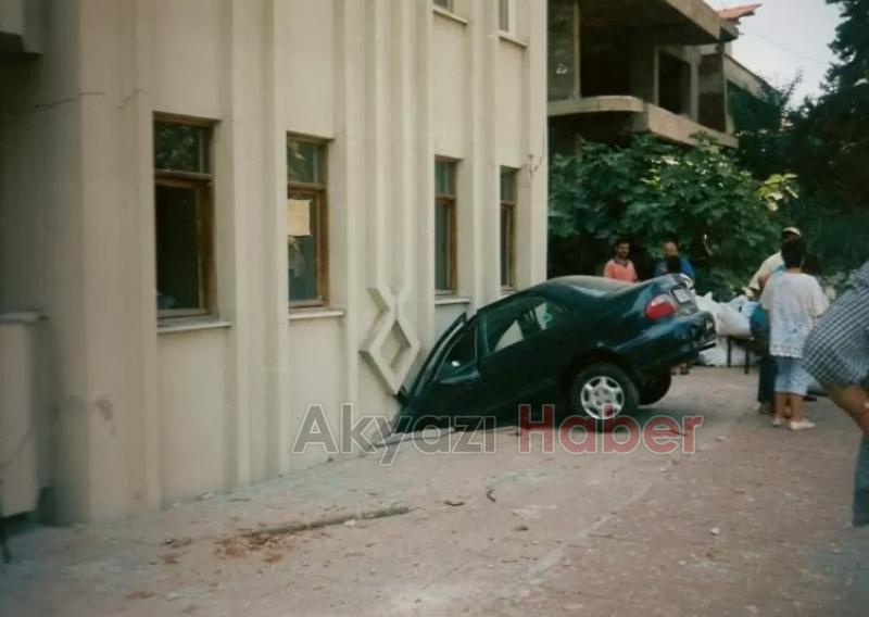 Sakarya'da 1999 Depremi'nin yol açtığı yıkımdan fotoğraflar
