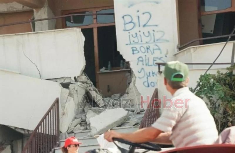Sakarya'da 1999 Depremi'nin yol açtığı yıkımdan fotoğraflar
