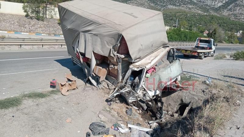 Kamyonet kanaldaki betona çarptı 1'i ağır 2 yaralı