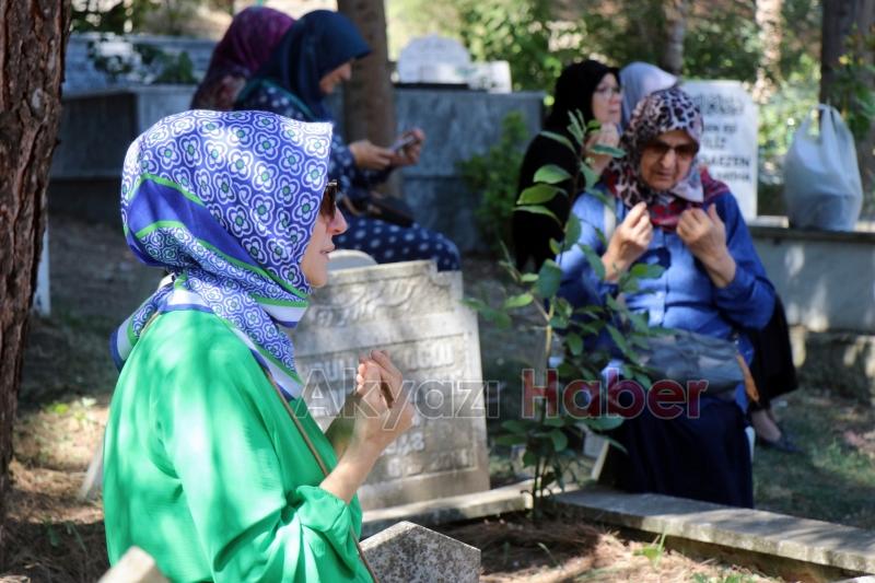 Deprem Şehitliğinde anma