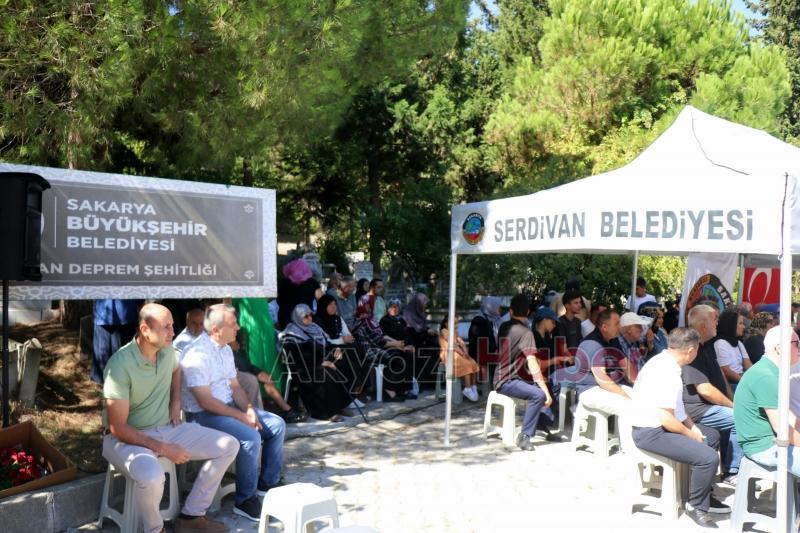 Deprem Şehitliğinde anma