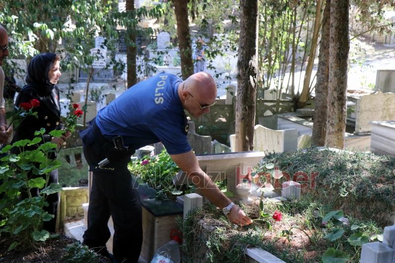 Deprem Şehitliğinde anma