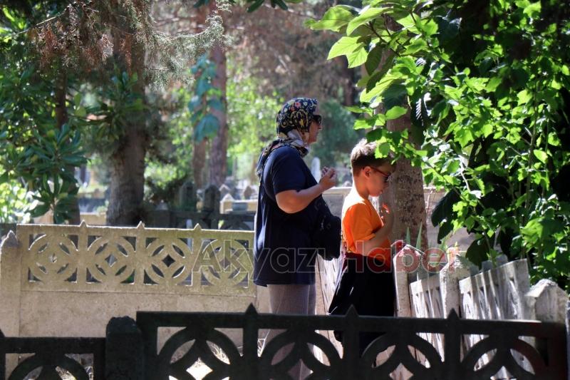 Deprem Şehitliğinde anma