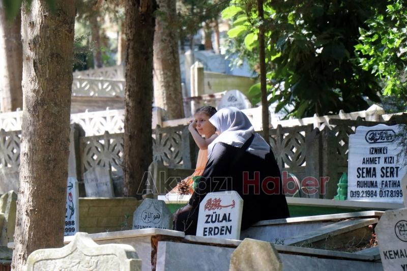 Deprem Şehitliğinde anma