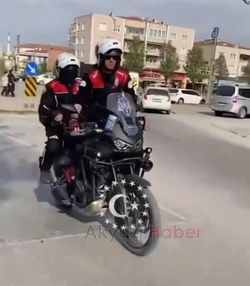 Polislerin bu görüntüsü gündem oldu