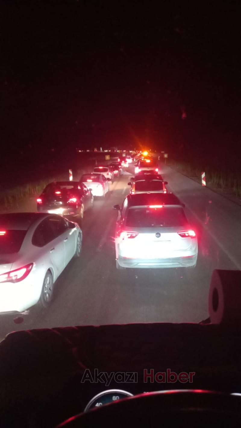 Bolu'daki trafikten kaçanlar Akyazı'da yoğunluk oluşturdu