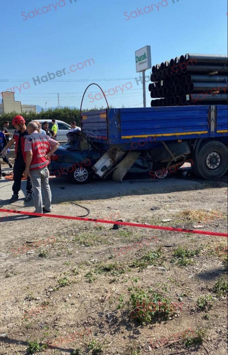 Tırın dorsesine ok gibi saplanan otomobilin sürücüsü öldü