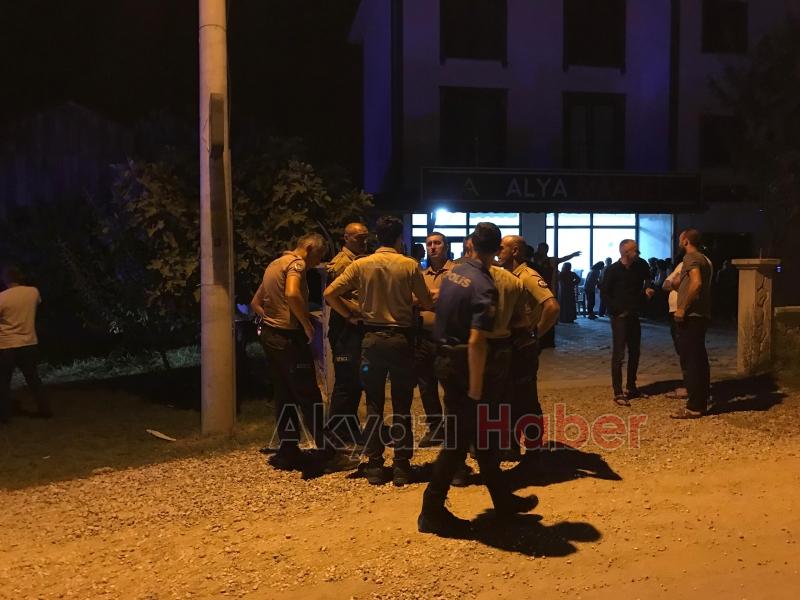 Kardeşlerin kavgasını ayırırken bıçaklandı