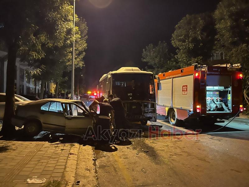 Otomobil karşı şeride geçerek işçi servisiyle kafa kafaya çarpıştı