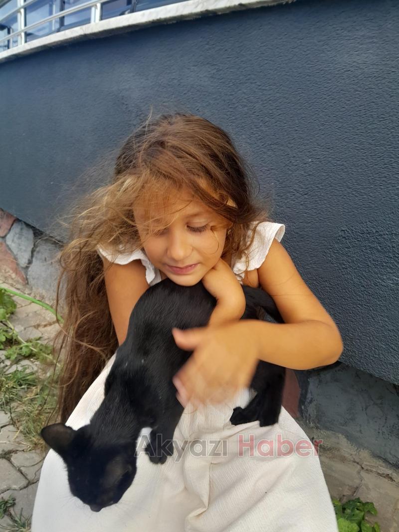 Açlıktan ölmek üzere olan kediyi kurtardı