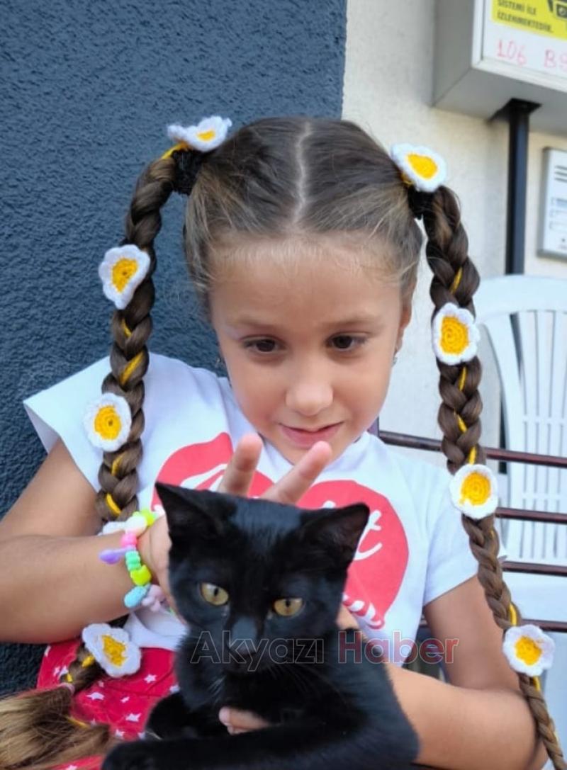 Açlıktan ölmek üzere olan kediyi kurtardı