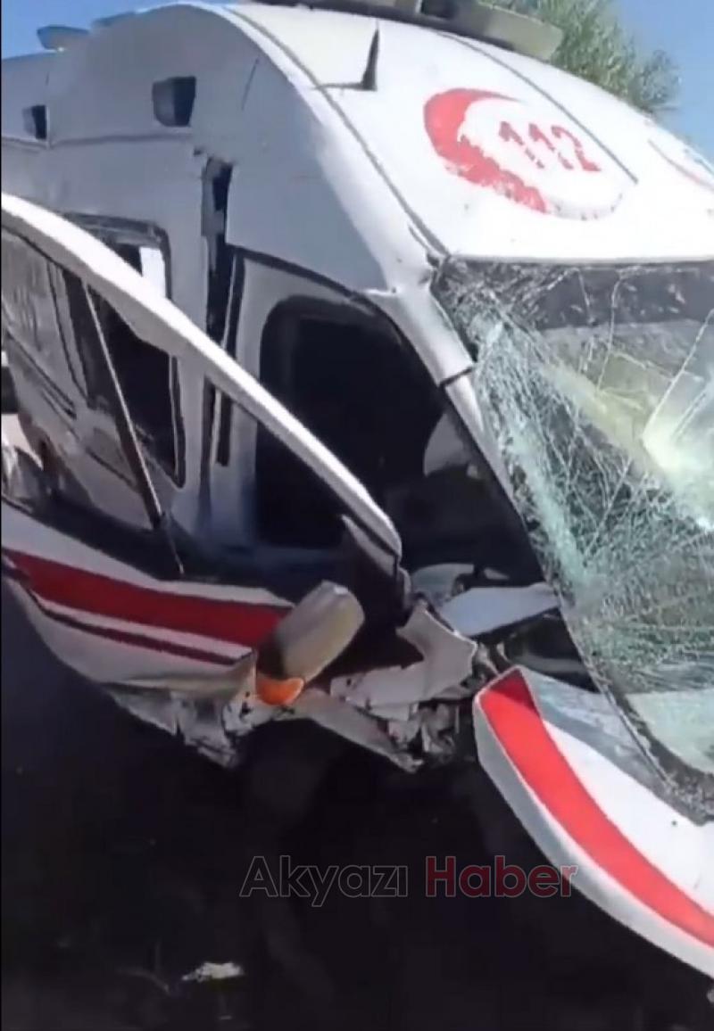 Hasta nakli yapan ambulans kaza yaptı: 4 yaralı