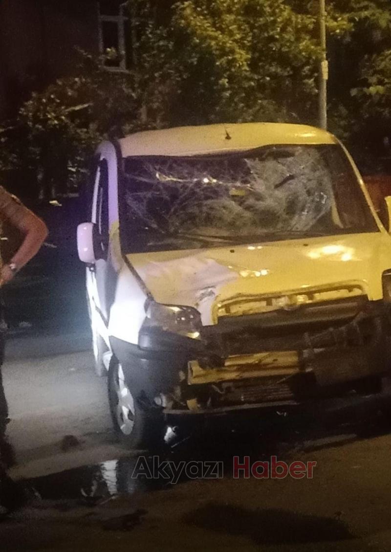 Hafif ticari araç motosikletle çarpıştı