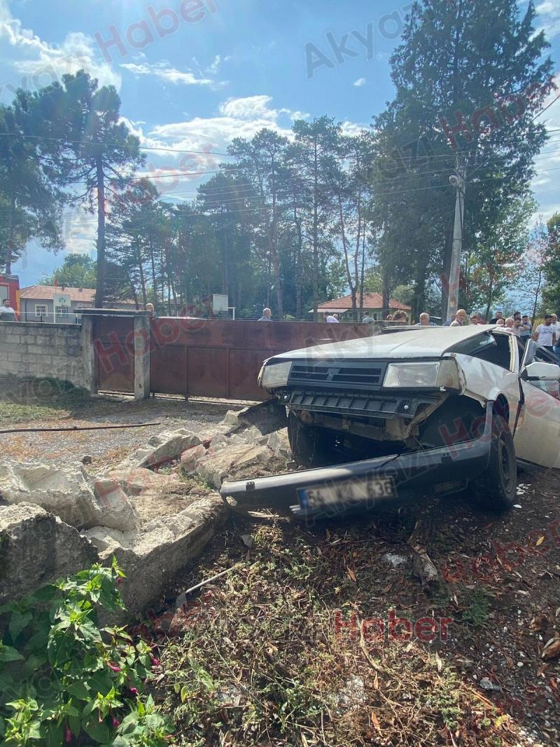 Otomobil duvara çarptı sürücü ağır yaralı