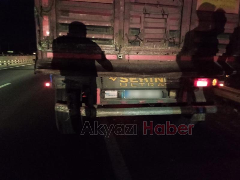 Tıra çarpan motosikletli genç hayatını kaybetti