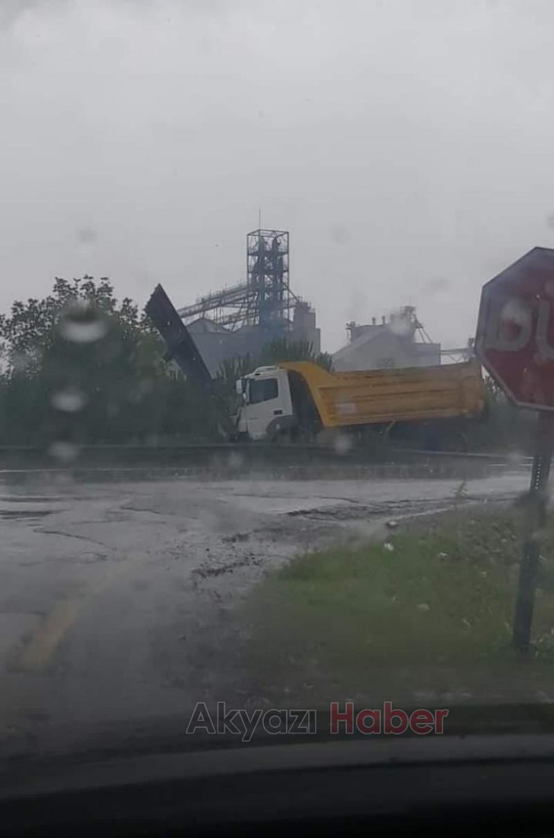 Kamyon yön levhasına böyle çarptı