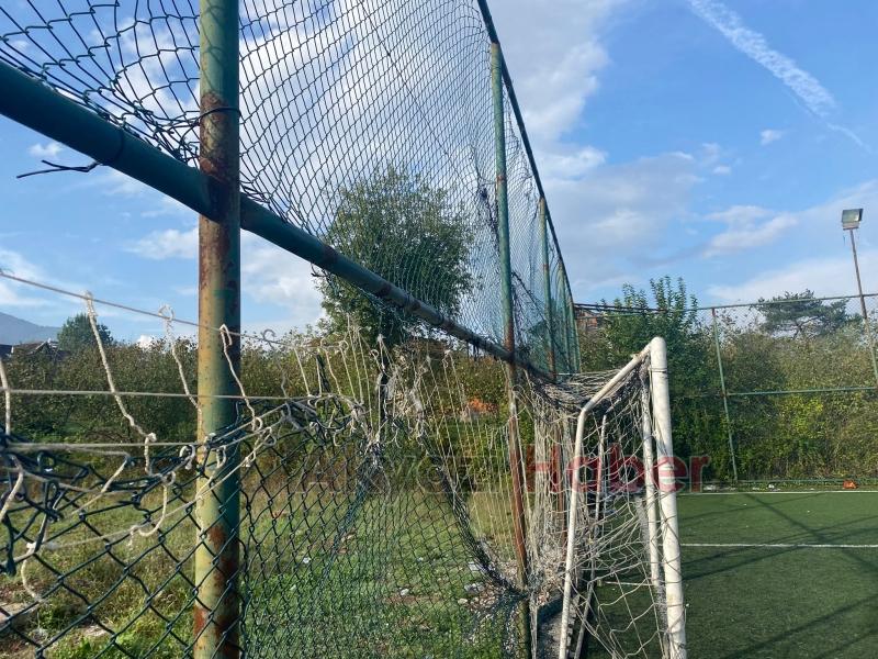 Halı saha çöplüğe döndü