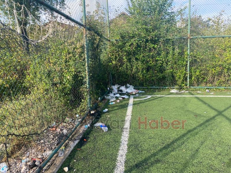 Halı saha çöplüğe döndü