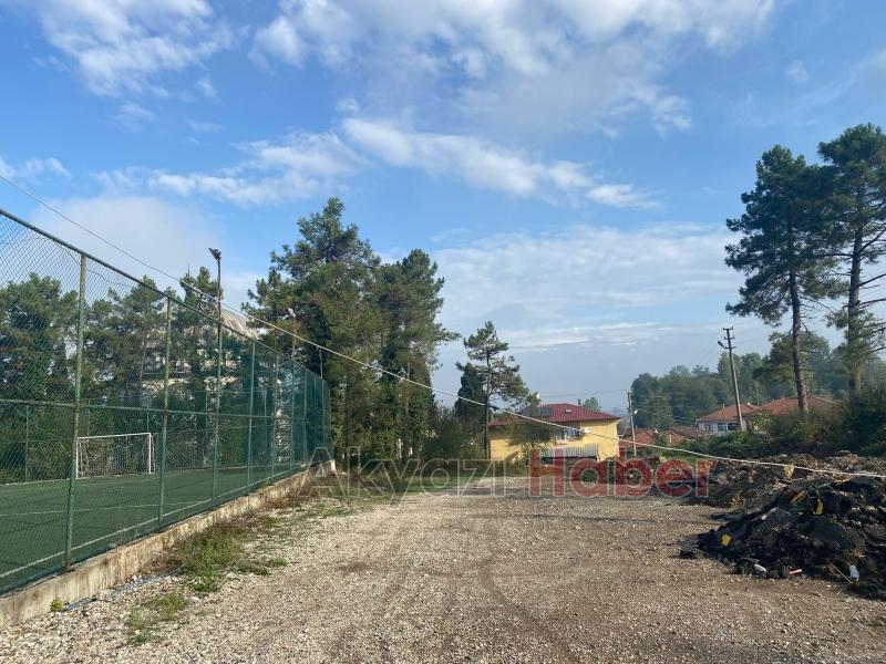 Halı saha çöplüğe döndü