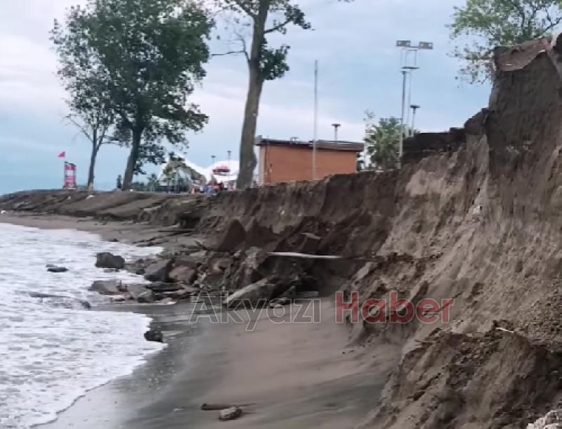 Karasu'da deniz sahilden 50 metre daha içeri girdi