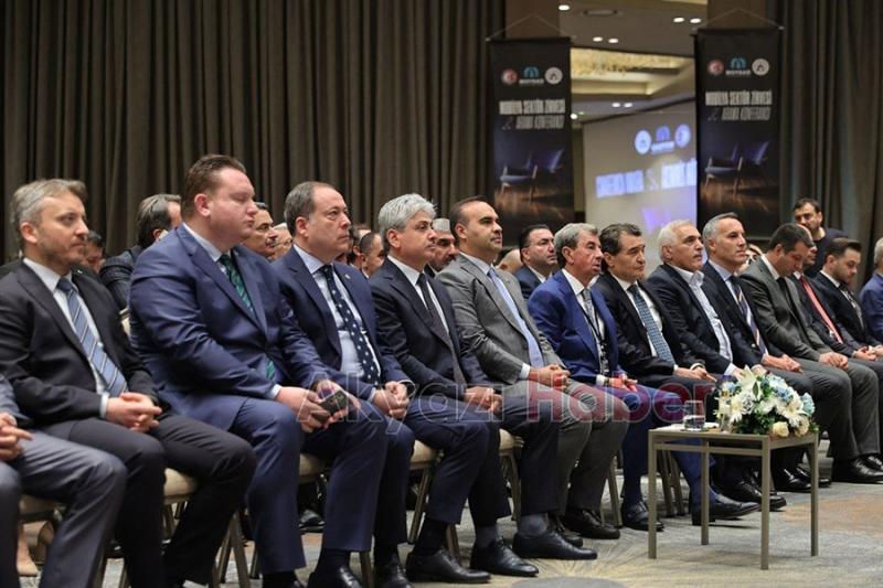 Bakan Kacır Sakarya'da mobilya zirvesine katıldı