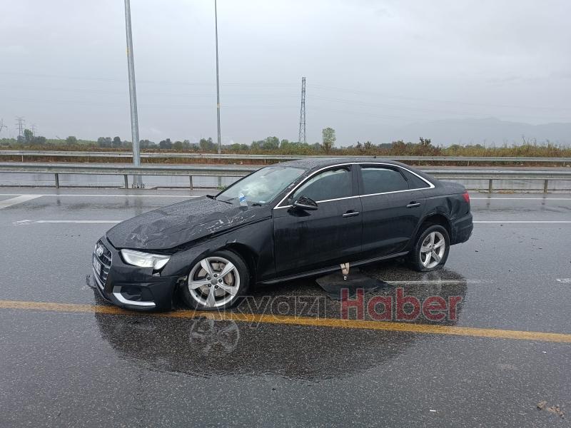 Otomobil bariyerlere çarpıp karşı yöne geçti