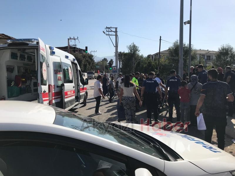 Otomobille çarpışan motosikletteki 2 kişi yaralandı