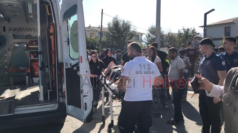 Otomobille çarpışan motosikletteki 2 kişi yaralandı