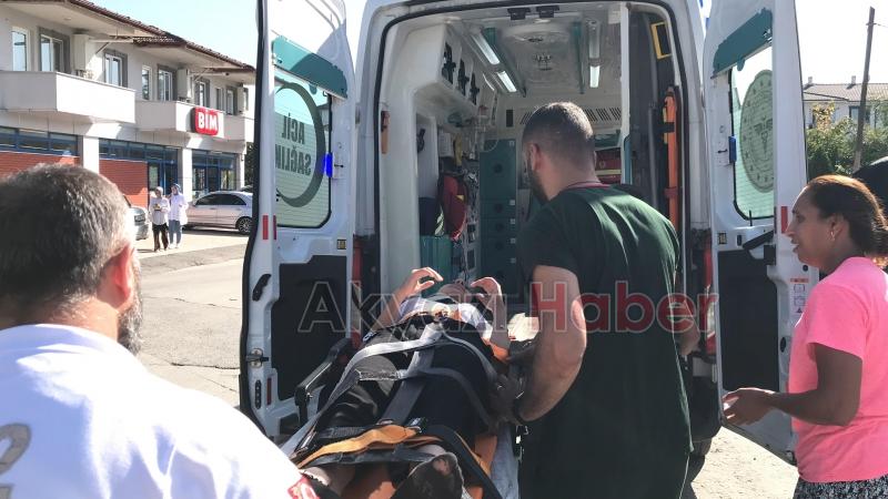 Otomobille çarpışan motosikletteki 2 kişi yaralandı