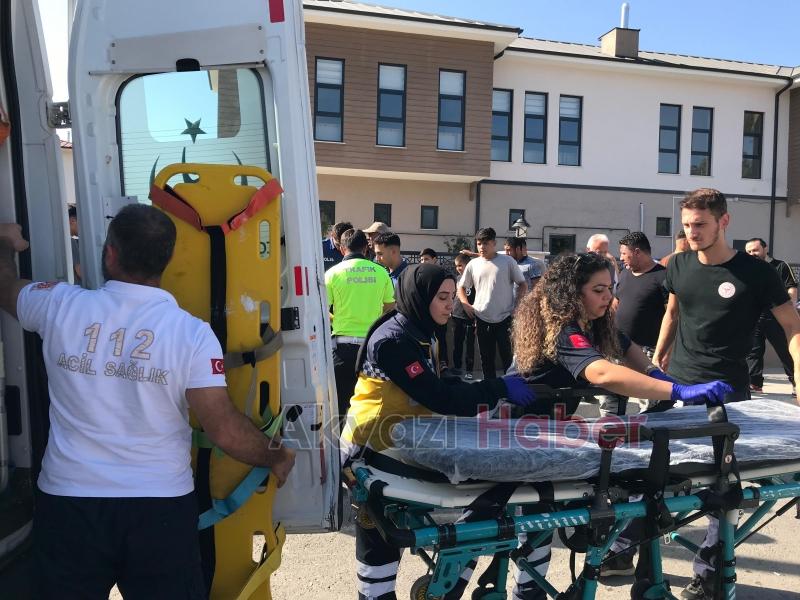 Otomobille çarpışan motosikletteki 2 kişi yaralandı