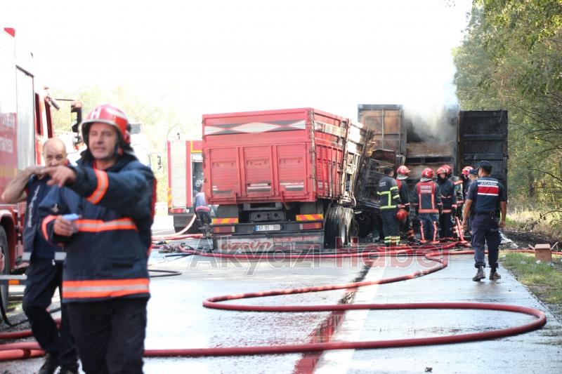 Otoyolda çarpışan tırlar alev topuna döndü