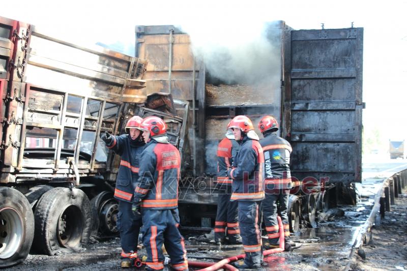 Otoyolda çarpışan tırlar alev topuna döndü