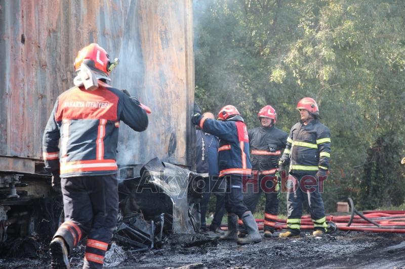 Otoyolda çarpışan tırlar alev topuna döndü