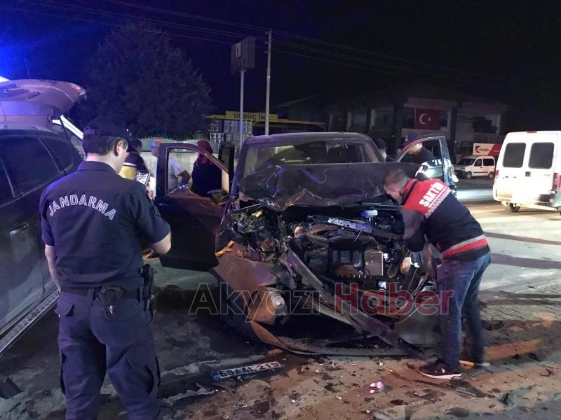 Akyazı da feci kaza 4 yaralı