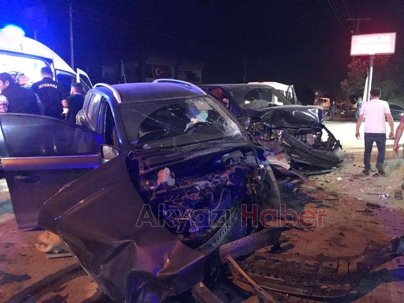 Akyazı da feci kaza 4 yaralı