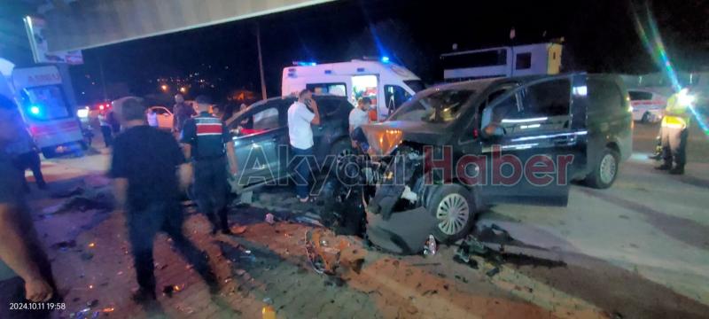 Akyazı da feci kaza 4 yaralı