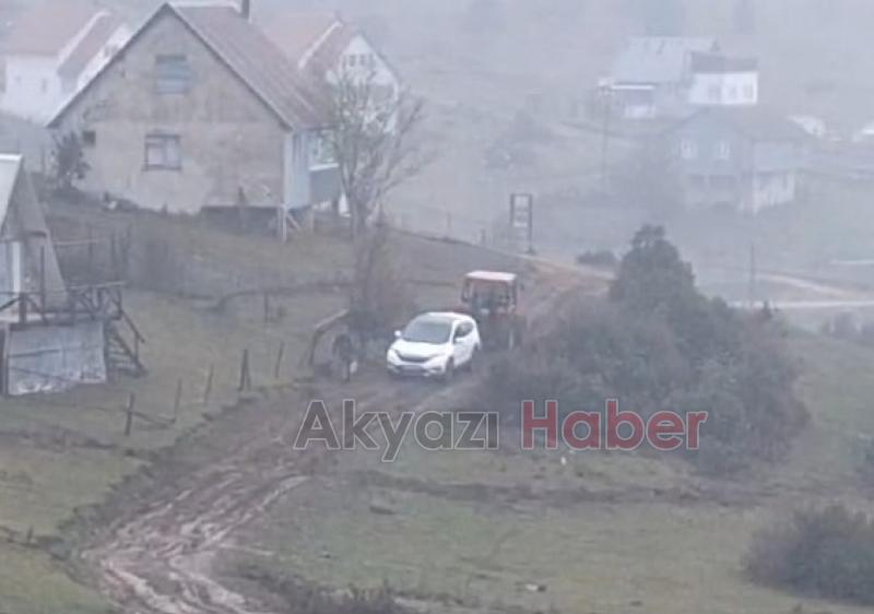 Yaylada çamurda kalan araçlar traktörle çekildi