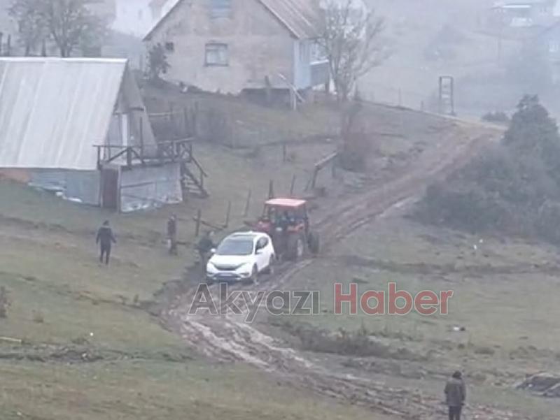 Yaylada çamurda kalan araçlar traktörle çekildi