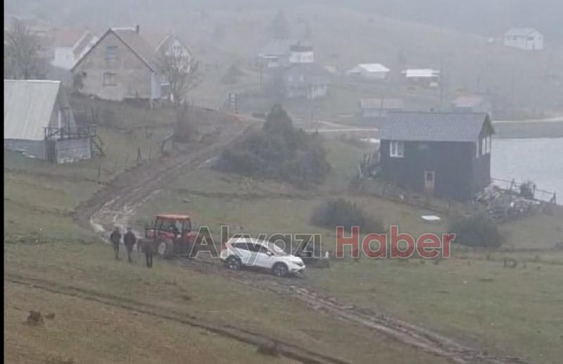 Yaylada çamurda kalan araçlar traktörle çekildi