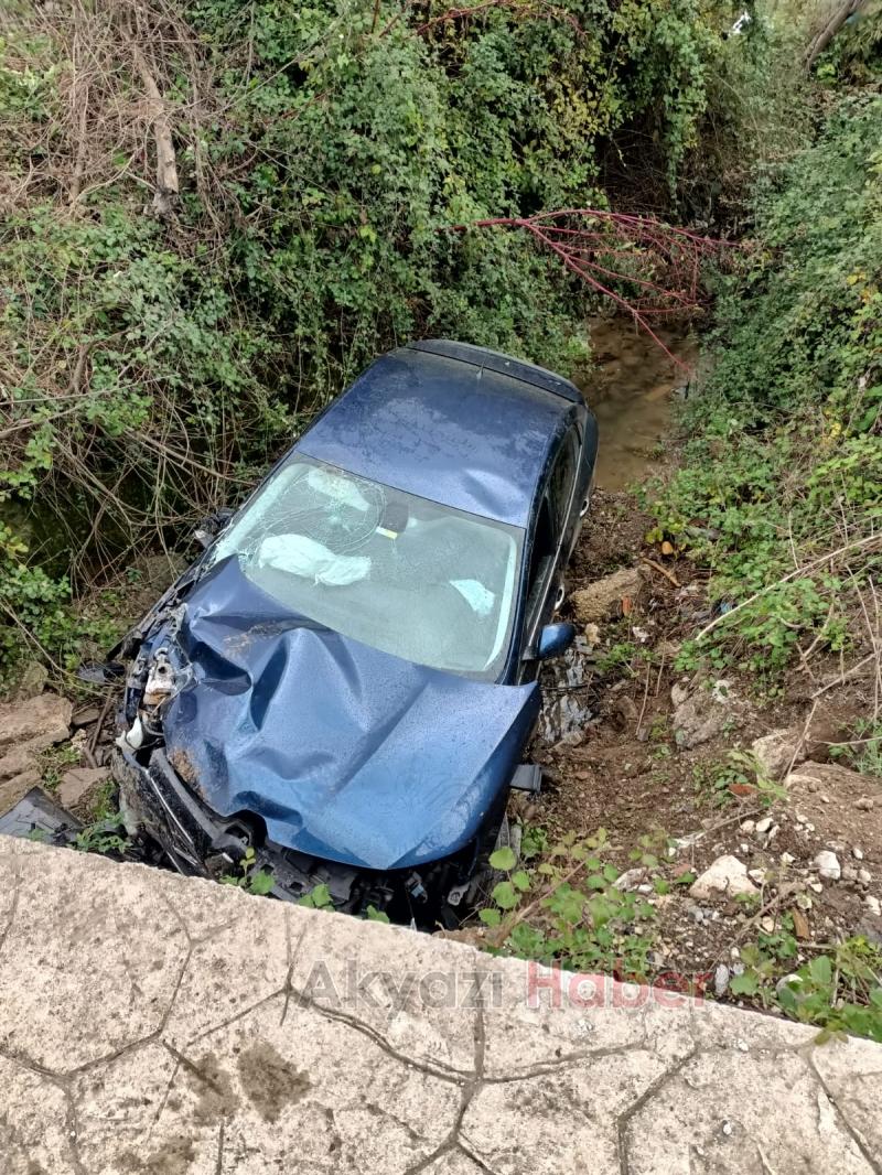 Otomobil dereye uçtu 1 yaralı